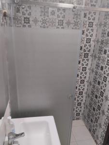 Appartement Cozy Louizia في Ben Yakhlef: حمام مع دش مع حوض ومرحاض