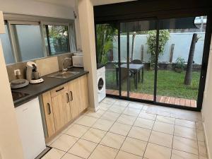 Η κουζίνα ή μικρή κουζίνα στο Le Lézard Vert - Lagon