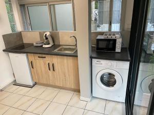 Η κουζίνα ή μικρή κουζίνα στο Le Lézard Vert - Lagon