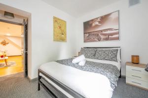 a bedroom with a white bed and a window at *F2GH* for your most relaxed & Cosy stay + Free Parking + Free Fast WiFi * in Bramley