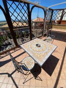 un patio con mesa y 2 sillas en Center Ariccia, en Ariccia