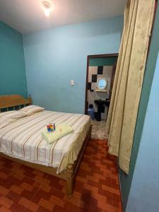 - une chambre avec un lit et un grand miroir dans l'établissement HOSPEDAJE SCOMIL, à Pucallpa