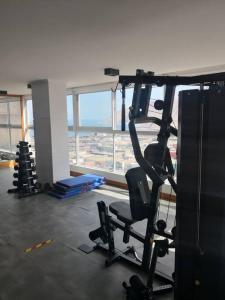 a room with a gym with a view at Maravilloso Depto 3 habitaciones 1 baño - familiar Iquique in Iquique