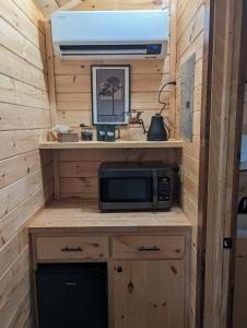 尤里卡斯普林斯Cabin #6 with hot tub deck and sunset view at Loblolly Pines的一间配有微波炉的小房子里的厨房