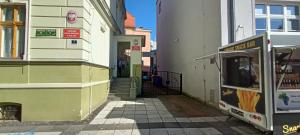 a building with a food truck parked next to a street at Drzewna Apartamenty - Niepodległości in Zielona Góra