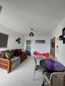 ピパにあるZapipou - Apartamento aconchegante para você aproveitar o melhor de Pipaのソファとテーブルのあるリビングルーム