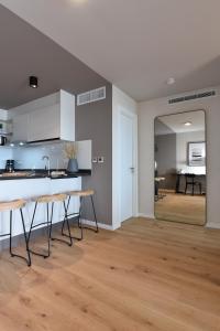 a kitchen with a table and chairs and a mirror at Vistas al Mar en Exclusivo Apartamento con Garage in Montevideo