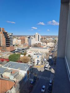 een uitzicht op de stad vanuit een gebouw bij Cómodo monoambiente en Salta 246 in Neuquén