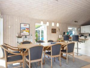 Sønderbyにある8 person holiday home in Juelsmindeのダイニングルーム(木製テーブル、椅子付)