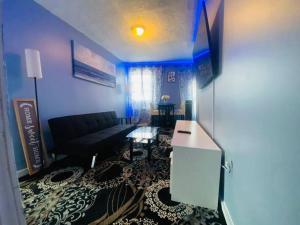 Sala de estar azul con sofá y mesa en CHRIS LUXURY HOME, en Baltimore