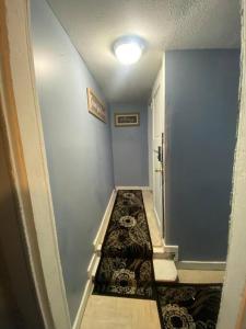 un couloir avec un mur bleu et un couloir avec un escalier dans l'établissement CHRIS LUXURY HOME, à Baltimore