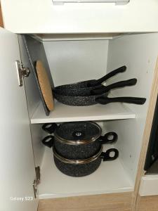 un cajón lleno de utensilios negros en un armario en Comfort zone-10 min from the Center, en Viena