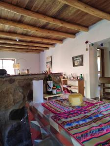 una cocina con una mesa con un paño. en La casita del valle, en Cusco