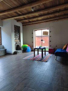 un soggiorno con tavolo e divano di La casita del valle a Cuzco