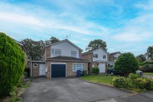 a house with a garage in a driveway at Luxury 5 BDR 2 BA House with Parking in Sandhurst By 360Stays in Sandhurst