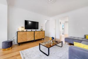 a living room with a couch and a tv at Luxury 5 BDR 2 BA House with Parking in Sandhurst By 360Stays in Sandhurst