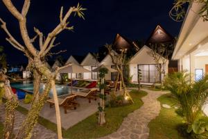 une villa avec piscine la nuit dans l'établissement Sari Uma Canggu By Hospitality Bali, à Canggu