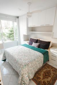 1 dormitorio con cama y ventana grande en Amplo e iluminado apto central para temporada, en Balneário Camboriú