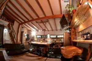 un bar con mesa y sillas en una habitación en Sendero del Zorro, Km 41,5 ruta N-55 en Chillán
