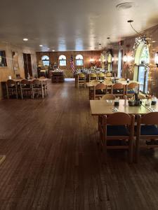 un restaurante con mesas y sillas en una habitación en White Birch Inn, en Sturgeon Bay