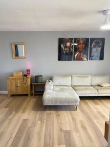 uma sala de estar com um sofá e uma mesa em Magnifique appartement à Petit-Havre Le Gosier Guadeloupe em Le Gosier