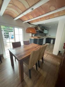 einen Esstisch mit Stühlen und eine Küche in der Unterkunft Atuaire Home Sevilla in Mairena del Aljarafe