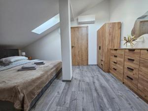 Ліжко або ліжка в номері Moderní podkrovní byt 2KK u náměstí s klimatizací