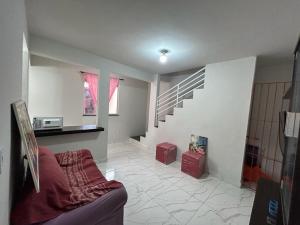 sala de estar con sofá y escalera en Casa iguaba com área de lazer en Iguaba Grande