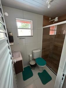 y baño con aseo, lavabo y ducha. en Casa iguaba com área de lazer en Iguaba Grande