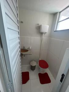 大伊瓜巴的住宿－Casa iguaba com área de lazer，一间带红色卫生间和水槽的浴室