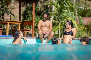 un grupo de personas en una piscina en Shimiyacu Amazon Lodge, en Tarapoto