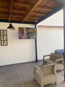 a living room with a tv on a wall at HOTEL HOME UNICENTRO in Villavicencio