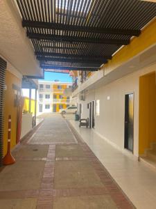 un pasillo vacío de un edificio con techo en HOTEL HOME UNICENTRO, en Villavicencio