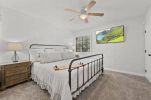 1 dormitorio con 1 cama y ventilador de techo en Magic Mountain 4 Bedroom 3 Bath Escape Modern Home, en Santa Clarita