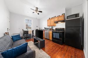 a living room with a couch and a kitchen at Cozy 1 bdr/1br near downtown in Sacramento