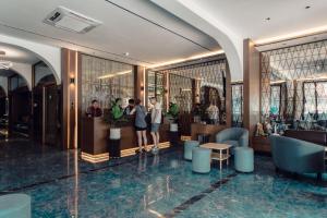 uma representação de um lobby com pessoas em um salão em Riverside Hotel em Vientiane