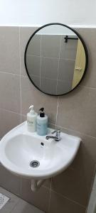 y baño con lavabo y espejo. en QM_Homestay Bagan Serai, en Bagan Serai