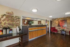 a lobby of a fast food restaurant with a bar at Red Roof Inn Atlanta South - Morrow in Morrow