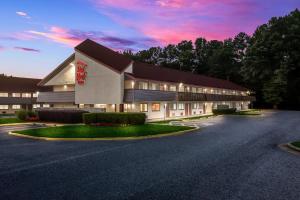a rendering of a building at dusk at Red Roof Inn Atlanta South - Morrow in Morrow