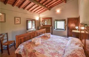 a bedroom with a large bed in a room at Cozy Home In Castiglion Fiorentino in Castiglion Fiorentino