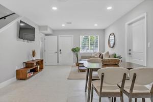 Televisyen dan/atau pusat hiburan di Sistrunk Shades Villa #5 - New Townhome in Downtown Fort Lauderdale