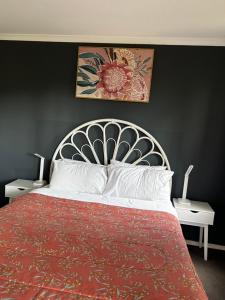 En eller flere senge i et værelse på Apartments At Glen Isla