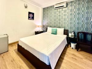 a bedroom with a large bed in a room at Anh Duy Hotel - Nguyễn Công Trứ The Bitexco Neighbour in Ho Chi Minh City