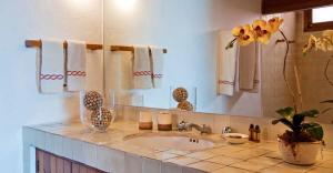 un baño con lavabo y espejo en CASA LAGO - LA PEÑA, en Valle de Bravo 14 fotos más