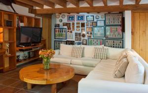 Una sala de estar con un sofá blanco y una mesa. en CASA LAGO - LA PEÑA, en Valle de Bravo