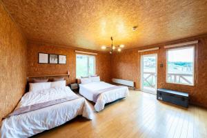 The Lodge Atsuta tesisinde bir odada yatak veya yataklar