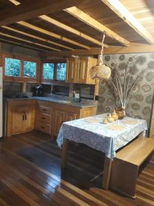 una cucina con tavolo e panna blu di Beehouse Arví Cabaña a Guarne