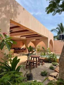 un patio esterno con tavolo e sedie di Casa Liquen a Chacala