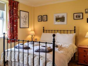 1 dormitorio con 1 cama con 2 almohadas en North Corner, en Carsethorn