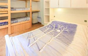 オルシエールにあるGorgeous Apartment In Orcires With Wifiのベッドルーム1室(木の上にベッド1台付)
